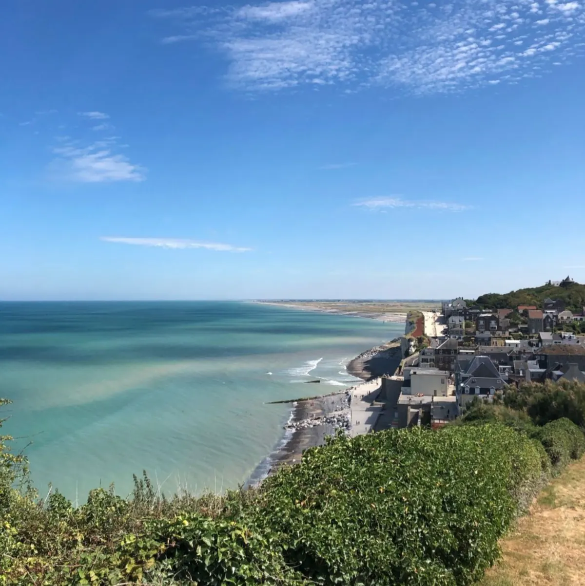 Vue aérienne de la côte et des falaises d'Ault