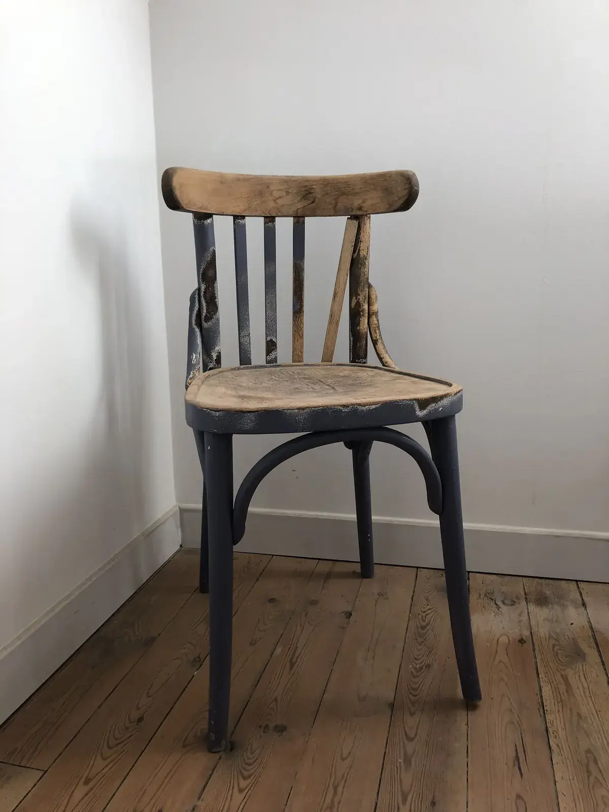 Chaise bistrot ancienne sur parquet