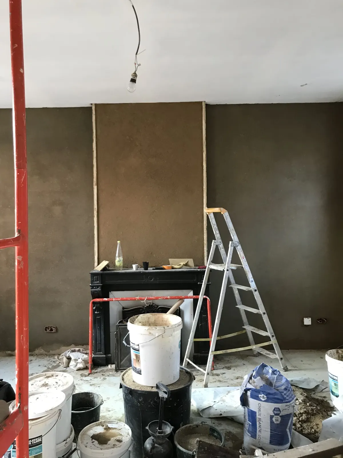 Pièce en cours de rénovation avec cheminée d'origine