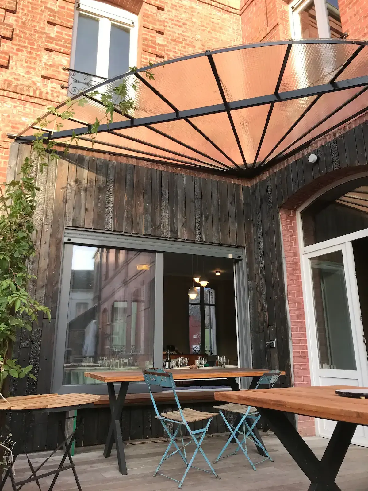 Terrasse privative de la Villa Marguerite avec pergola et bardage bois