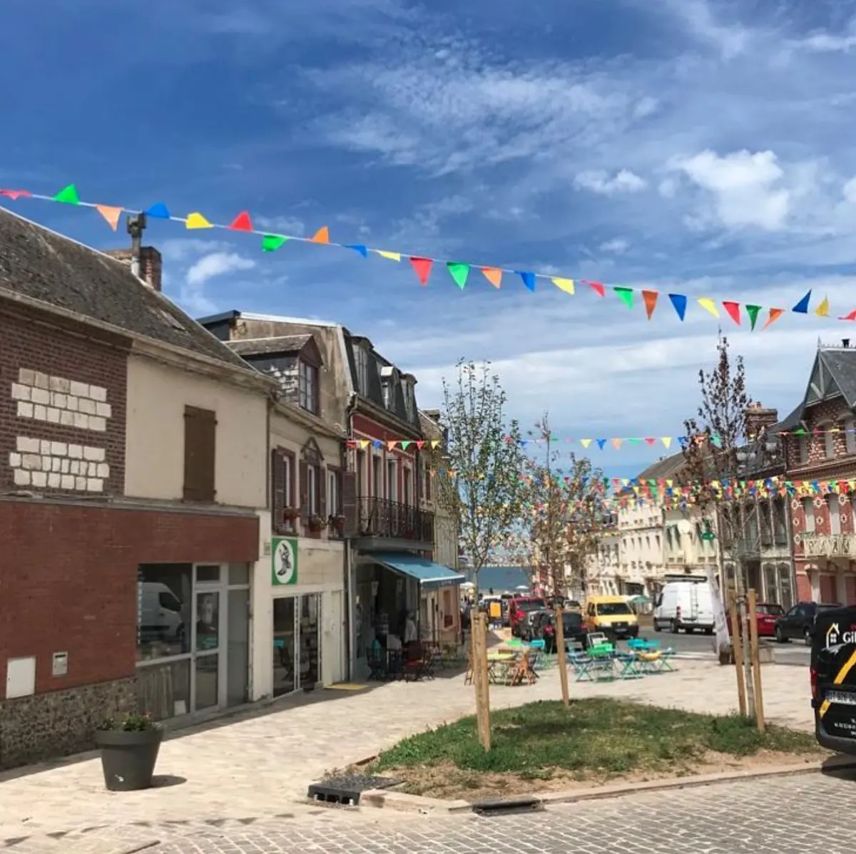 Rue commerçante d'Ault pavoisée